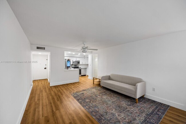 Building Photo - 1440 Brickell Bay Dr