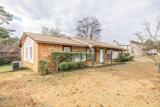 Building Photo - 609 Forest Lake Dr