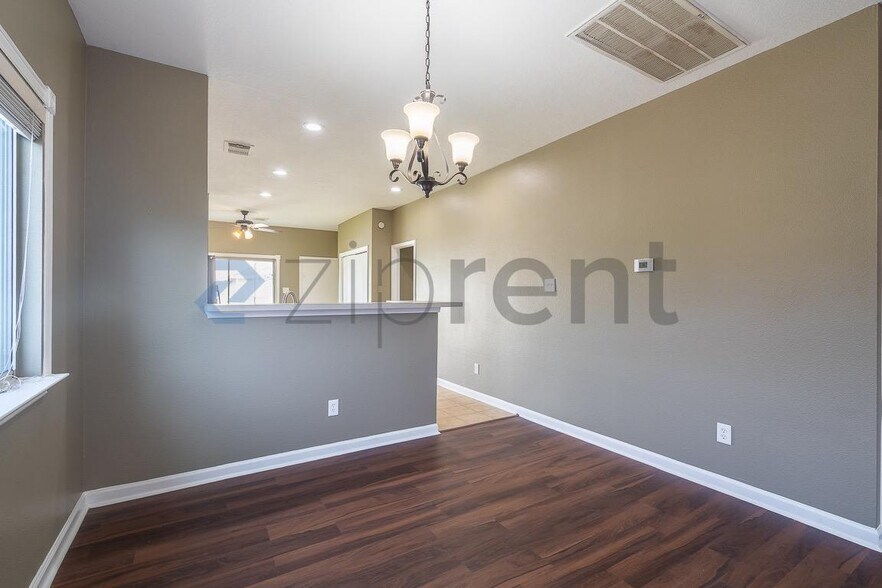 Building Photo - Unit