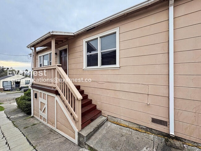 Building Photo - 6618 Laird Ave