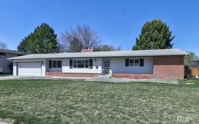 Primary Photo - 520 W Bird Ave