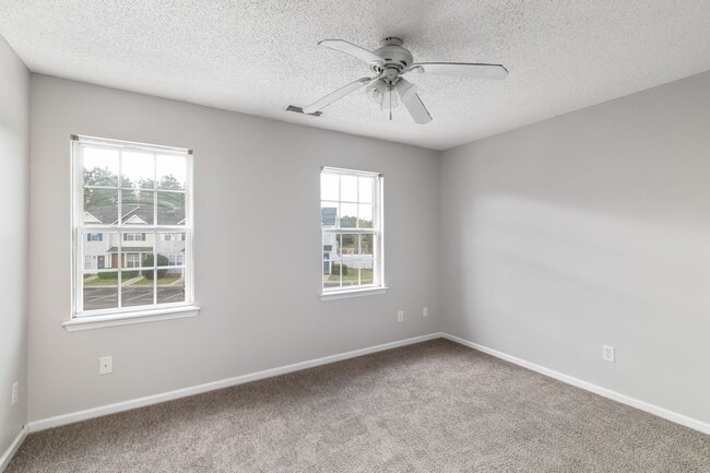 Building Photo - 2 Bed 2.5 Bath Townhome