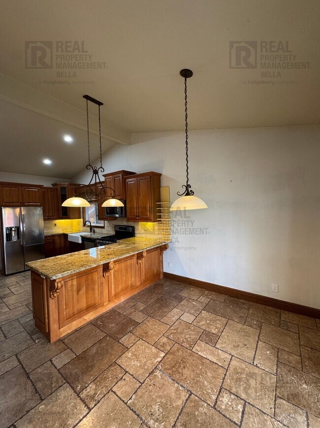 Building Photo - Spacious & Stylish Living in the Heart of Lake Elsinore