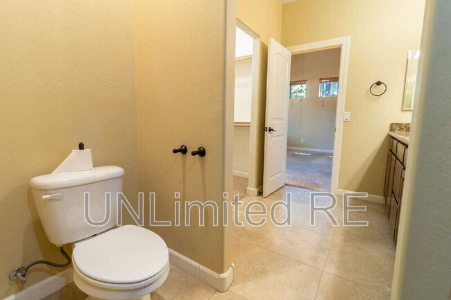 Building Photo - 425 E Woodland Dr