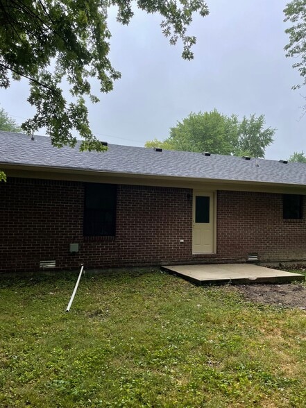 Building Photo - 10770 N Park Ave