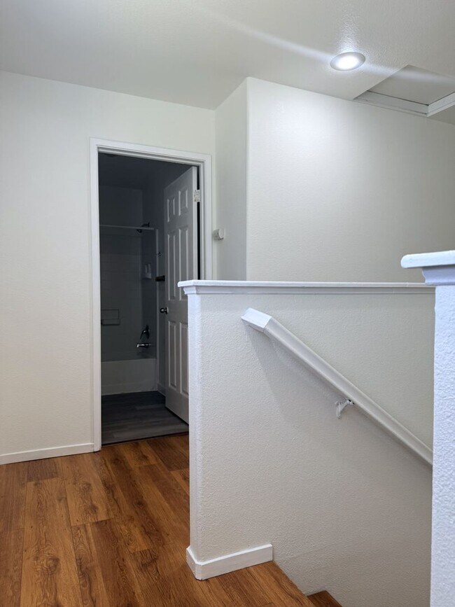 Building Photo - Don’t Miss Out on this 3/2.5 home
