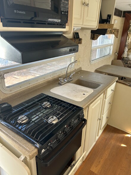 Building Photo - 4541 N Old Romero Rd