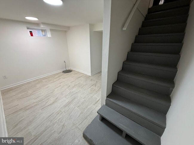 Building Photo - 374 Chaplin St SE