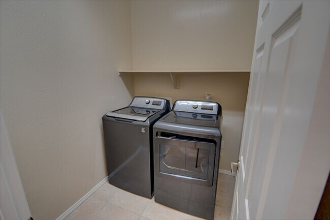 Building Photo - Beautiful NW Single Story Home --_Ready NOW!