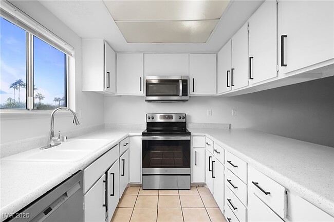 Building Photo - 4768 W Sand Creek Ave