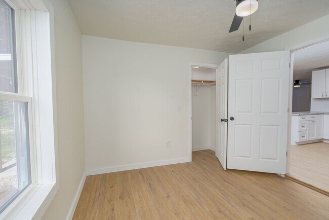 Building Photo - 4 BEDROOM 3 BATHROOM HOUSE FOR RENT