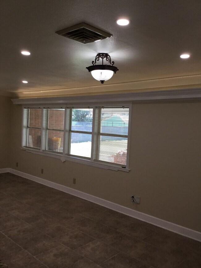 Building Photo - GORGEOUS 4/3 BROADMOOR HOME-UPDATED-MUST SEE