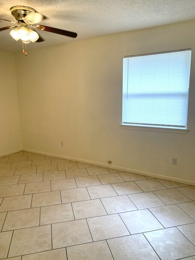 Building Photo - 2808 Persimmon Dr