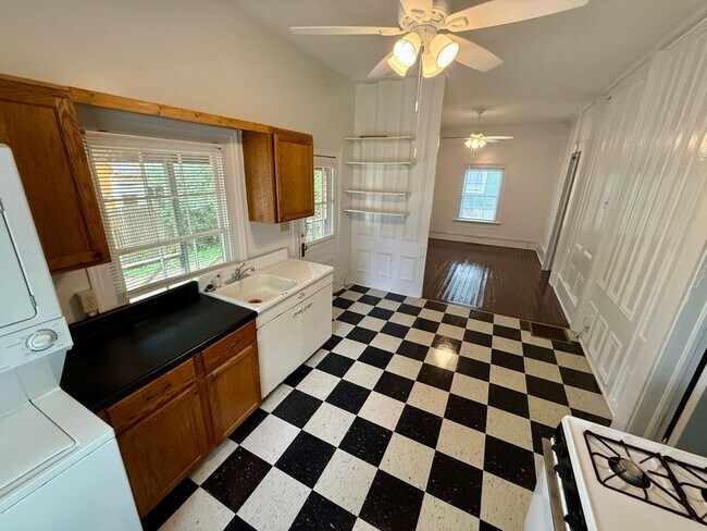 Building Photo - Two Bedroom with Great Screened Porch!