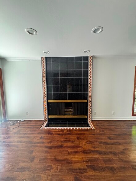 Building Photo - 4153 W Sarah St