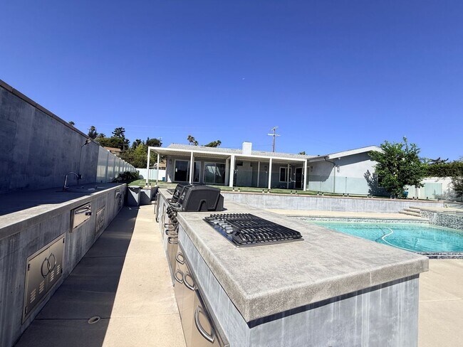 Building Photo - 9354 Glory Ave