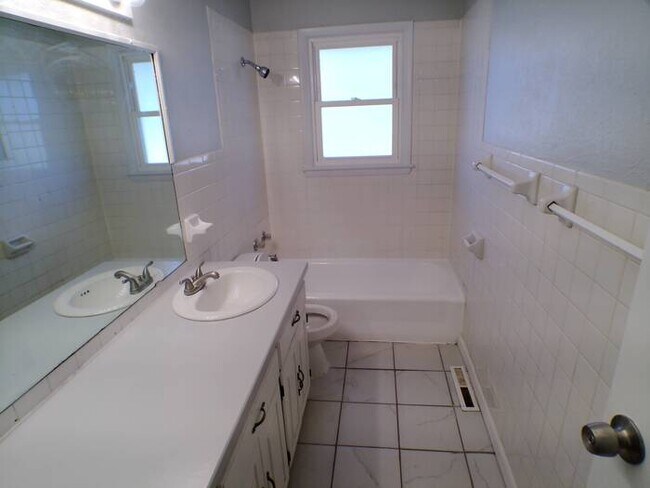 Building Photo - Charming 3 bedrooms and 1 bath brick ranch located on E Erickson Rd in Independence