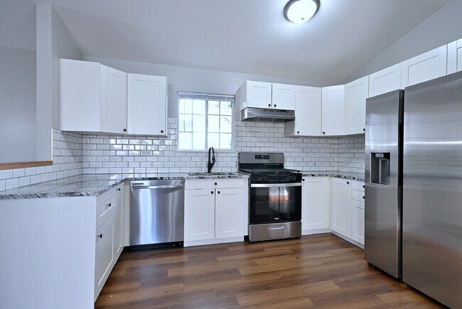 Building Photo - 19 E Pineview Dr
