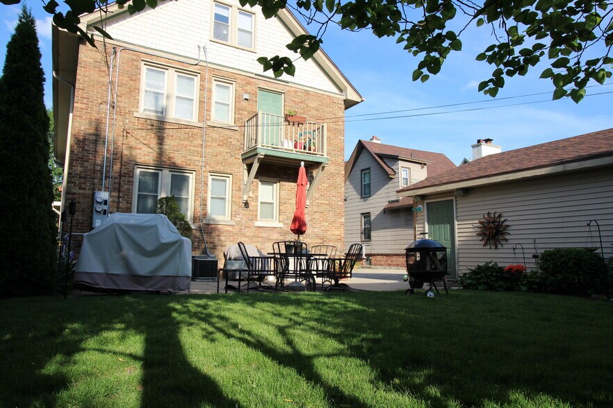 Backyard Patio facing the garage - 1621 N Astor St