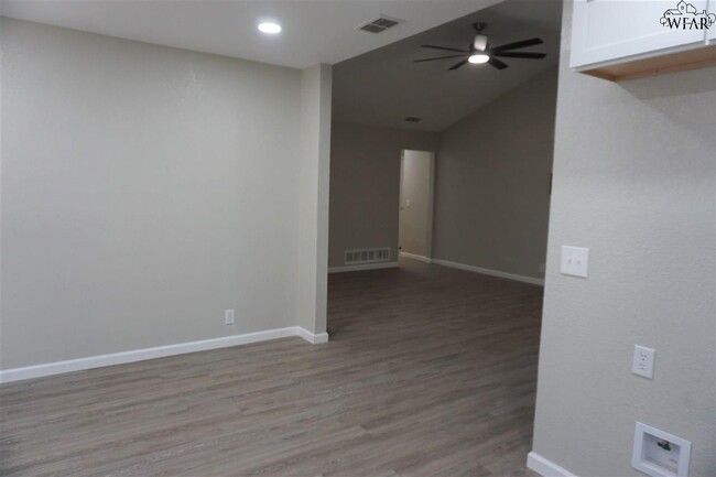 Building Photo - 1112 Lisa Ln