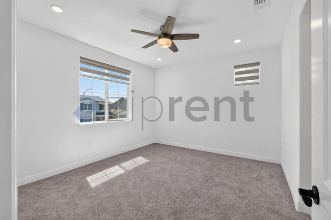 Building Photo - Unit