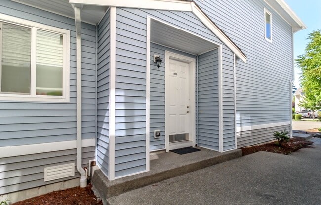 Building Photo - 2-Bedroom DuPont Condo with New Interior Paint and Carpet
