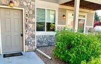 Building Photo - West Greeley Spacious Townhome With New Carpet!