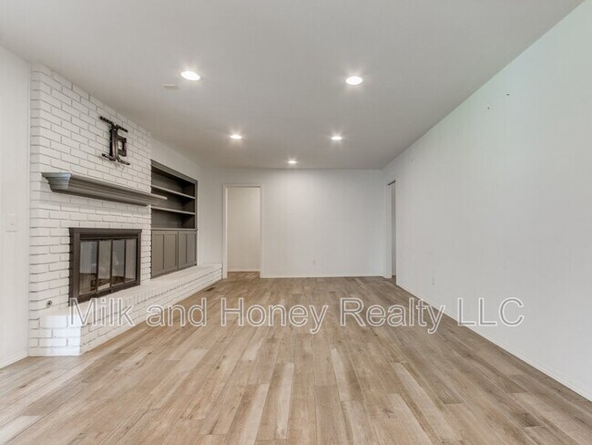 Building Photo - 3004 Kent Dr