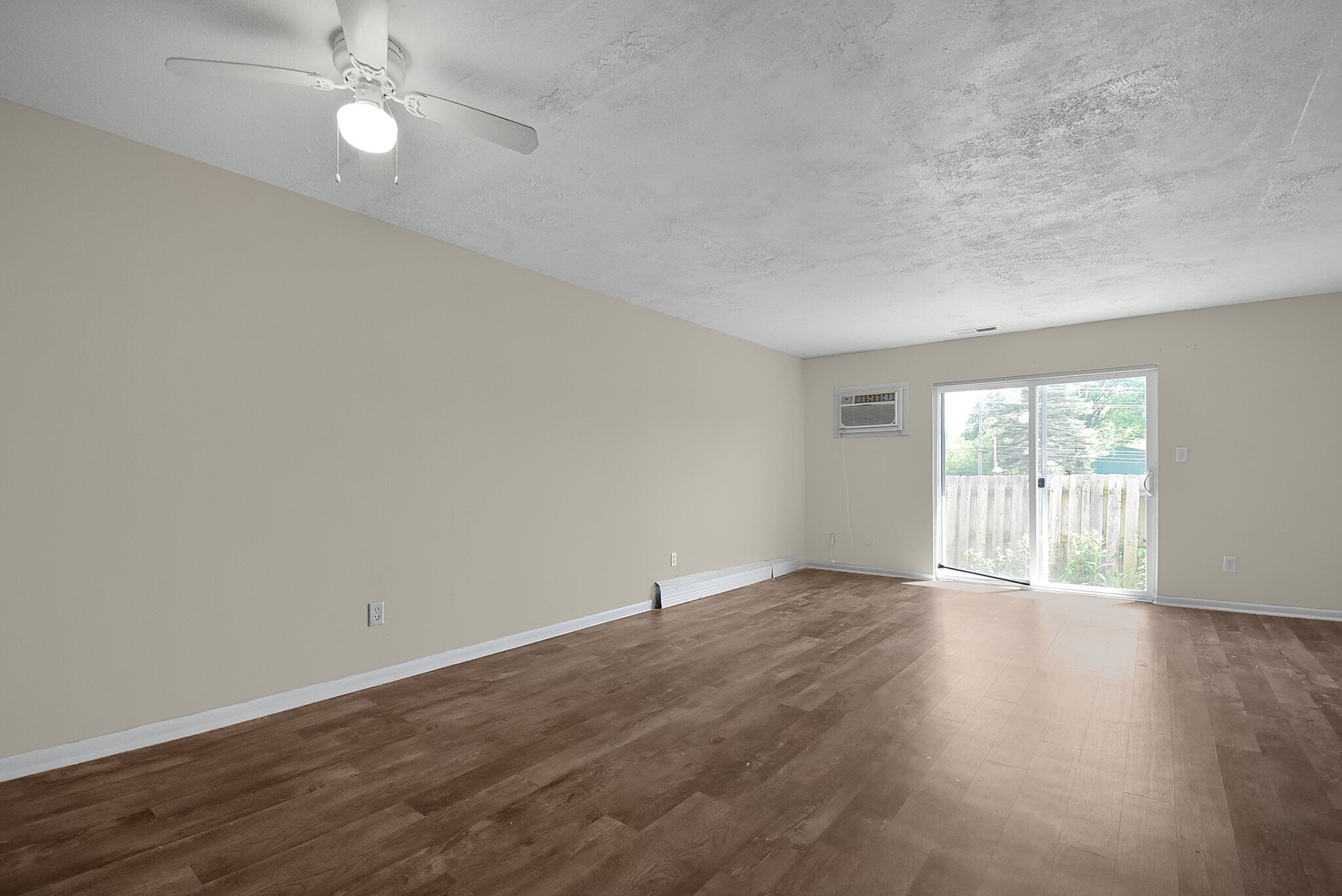 Building Photo - 2407 Belcher Dr