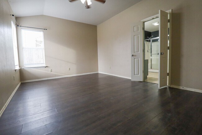 Building Photo - 3 Bed 2 Bath