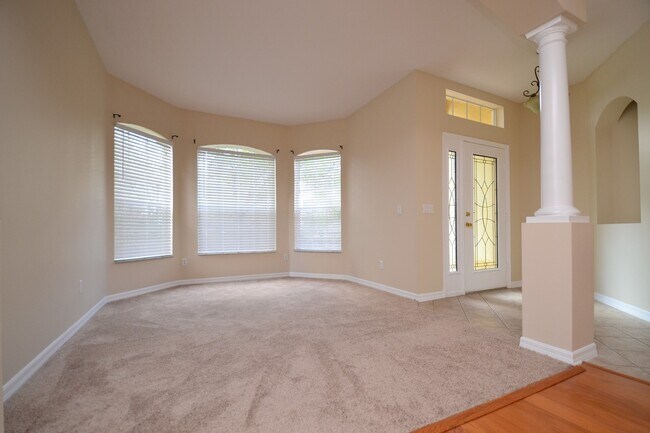 Building Photo - 4 BR Lakefront & Pool Home