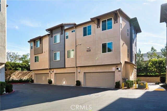 Building Photo - 609 Savi Dr