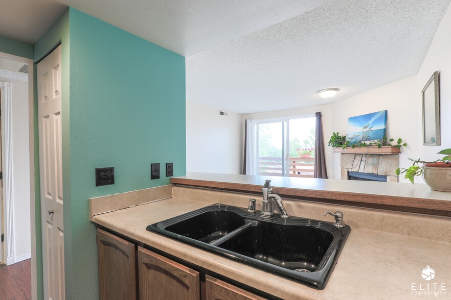 Kitchen - 9645 Independence Dr