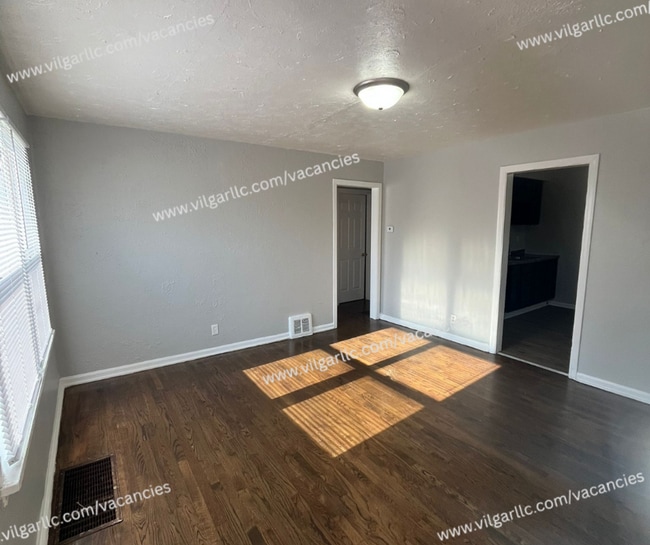 Building Photo - 3 Large Bedrooms (Oversized Master) • 1 Bathroom • Single-Family Home