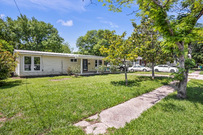 Building Photo - 705 E 9th Ave