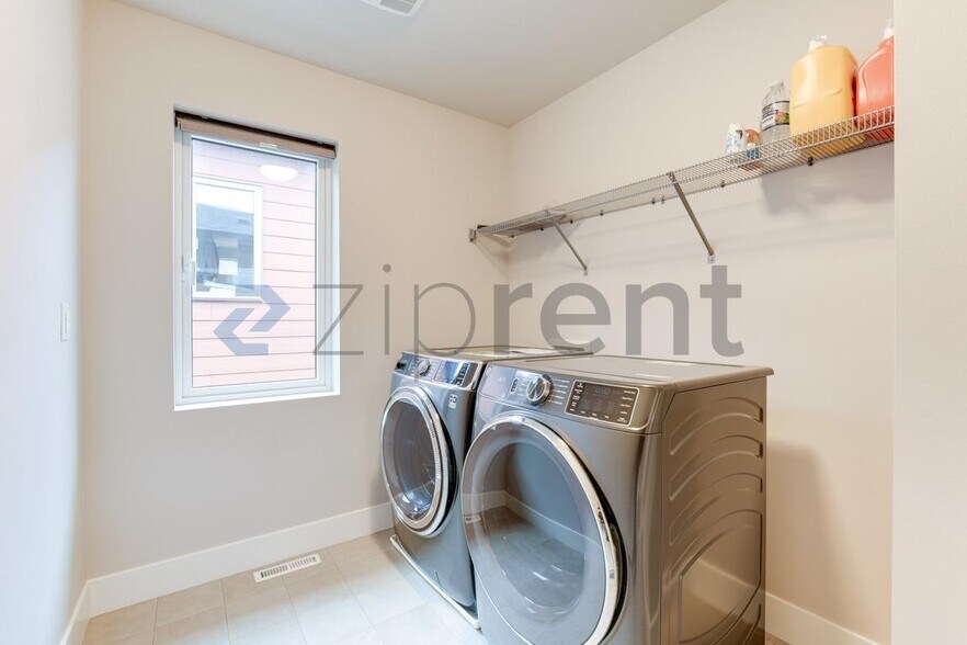 Building Photo - Unit