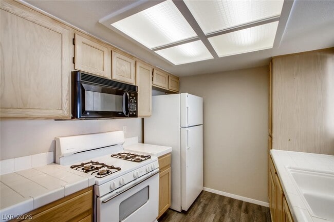 Building Photo - 7100 W Pirates Cove Rd