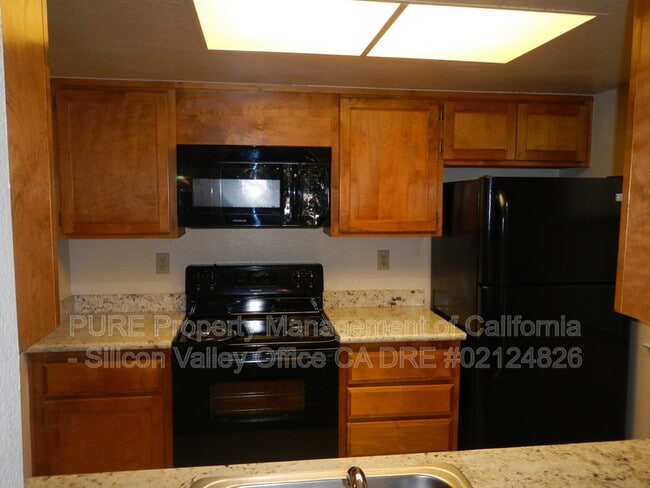 Building Photo - 5596 Makati Cir