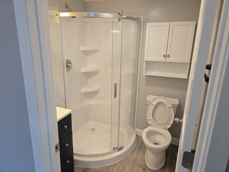 Master BA w/ Shower - 1025 Ohio St