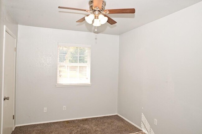 Building Photo - 216 S Bristow Ave