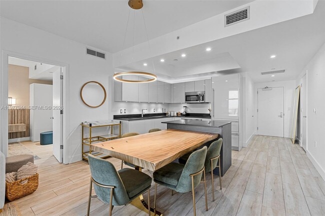 Building Photo - 1010 Brickell Ave