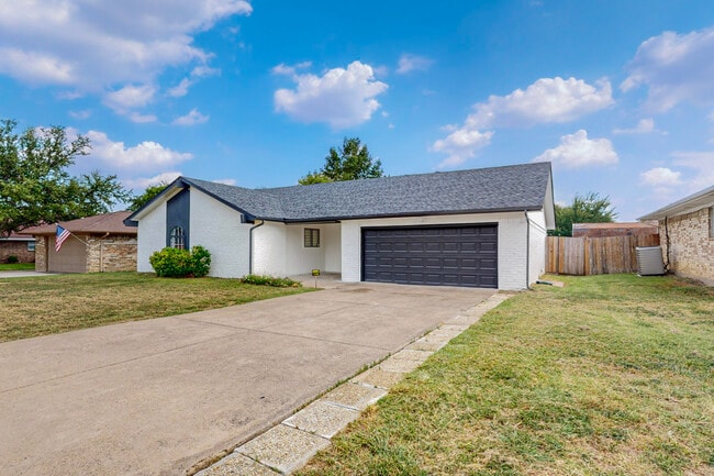 Building Photo - 2116 Northmoor Dr