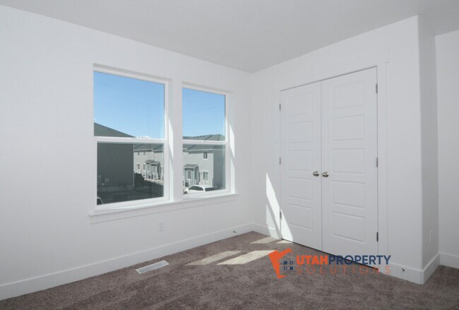 Building Photo - 7042 N Brook Ridge