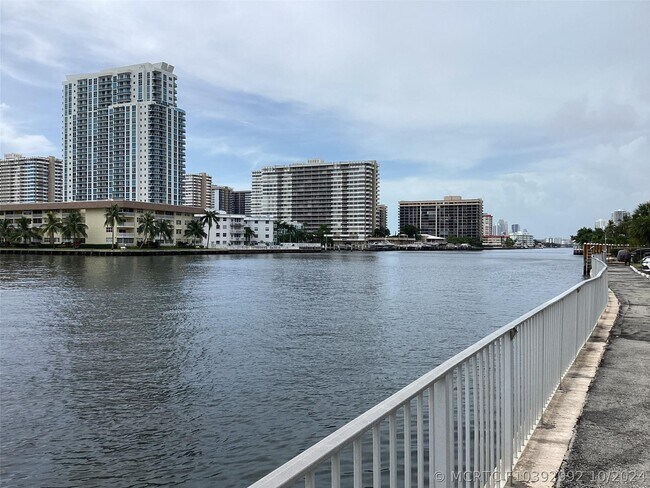 Building Photo - 100 Golden Isles Dr