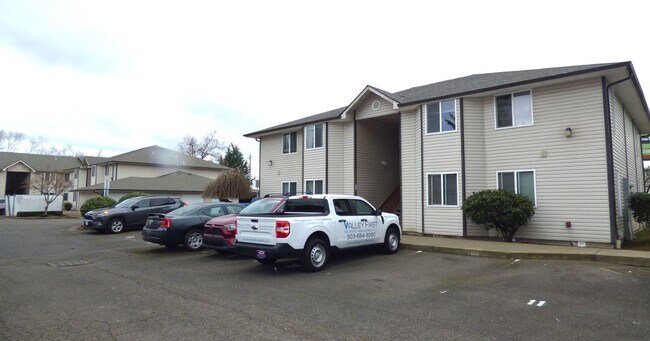 Building Photo - Rent Special: FREE June's Rent - 2 Bedroom 1 Bath Unit NE Salem!