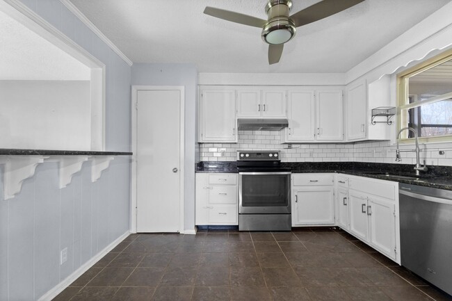 Building Photo - 2560 Memorial Dr
