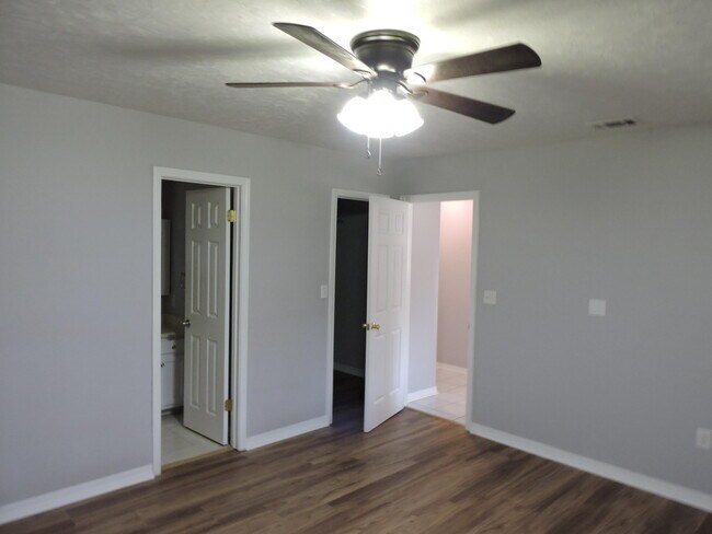 Building Photo - 211 Westview Dr
