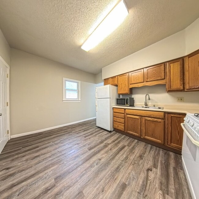 Building Photo - 2 Bedroom 1 Bathroom Fresh Carpet