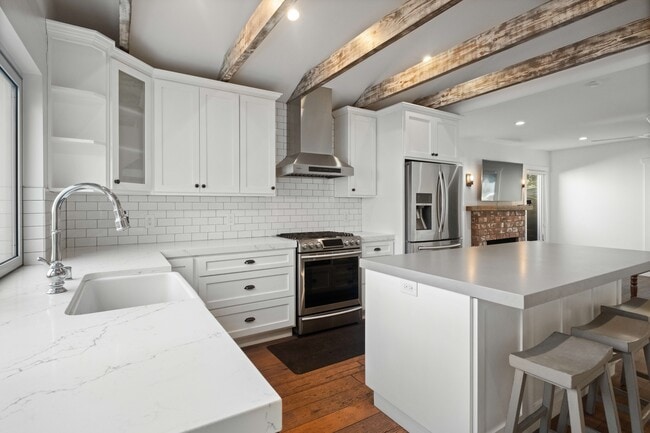 Building Photo - 2813 Military Ave