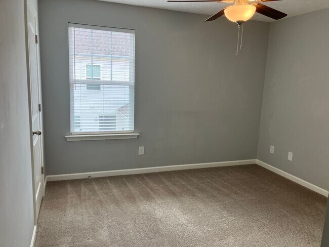 Building Photo - ***MOVE IN READY*** Heritage Place Townhom...